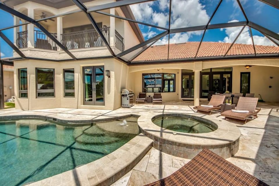 CoralVilla Regency - luxury villa with charme, pool, spa, gulf access Villa in Cape Coral