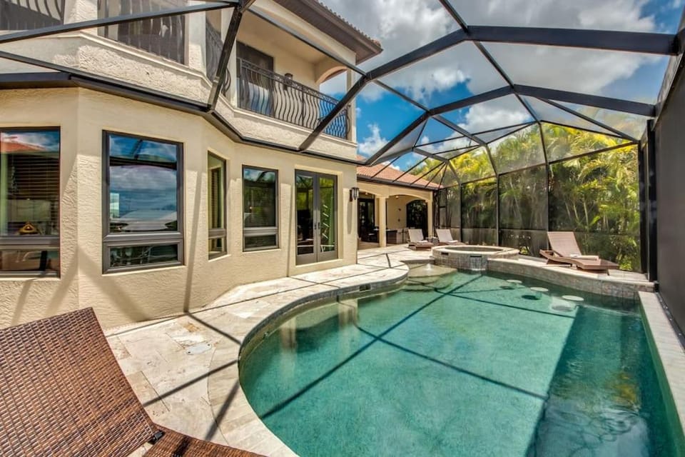 CoralVilla Regency - luxury villa with charme, pool, spa, gulf access Villa in Cape Coral