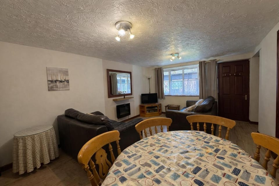 Seaside Cottage In Beautiful Hemsby, Norfolk By The Beach Ref 99007J House in Hemsby