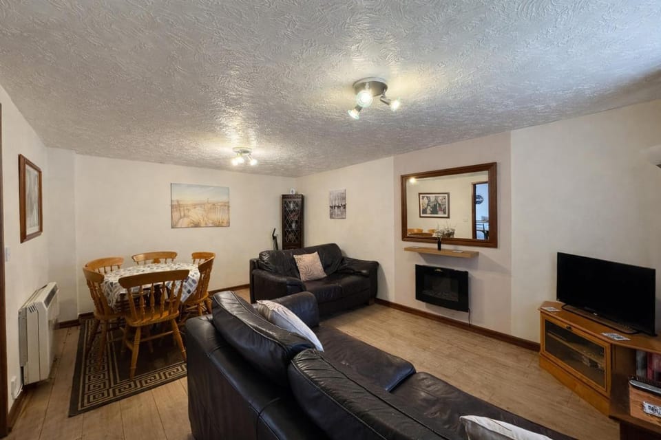 Seaside Cottage In Beautiful Hemsby, Norfolk By The Beach Ref 99007J House in Hemsby