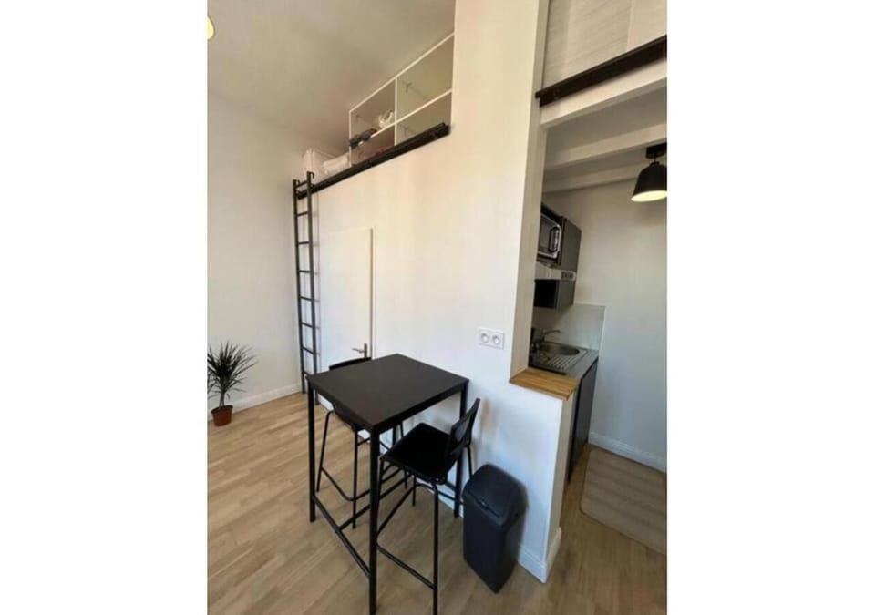 Kitchen or kitchenette, Dining area, hair dresser, air conditioner