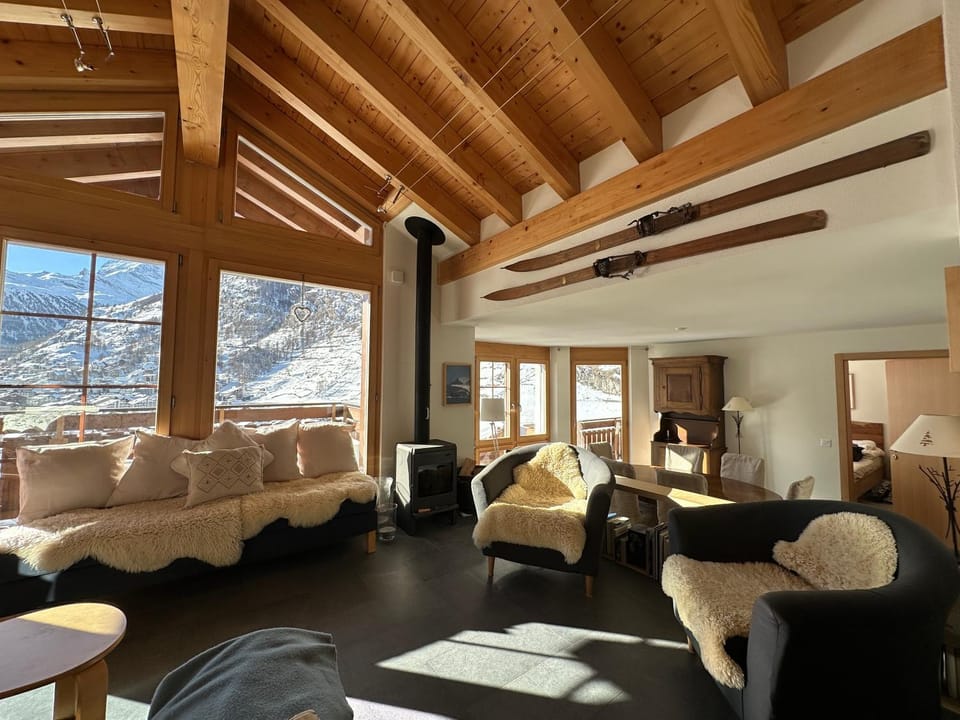 View (from property/room), Living room, Lounge or bar, Seating area, Mountain view, Family, flat iron, hair dresser