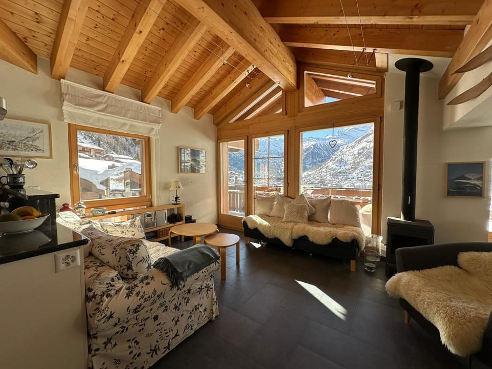 View (from property/room), Living room, Lounge or bar, Photo of the whole room, Seating area, Mountain view, Family, flat iron, hair dresser