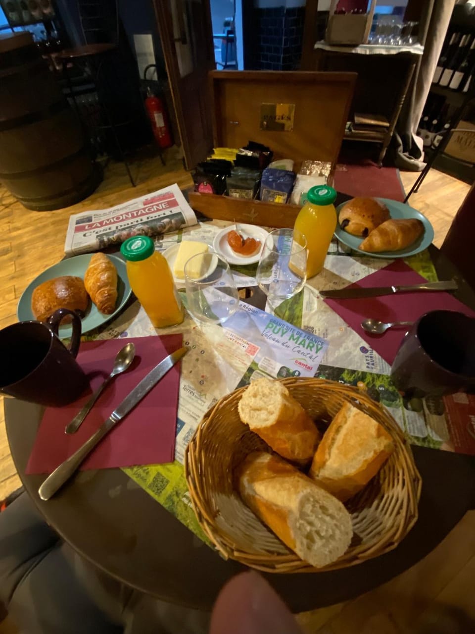 Restaurant/places to eat, Food and drinks, Breakfast, Continental breakfast, Lunch, Drinks