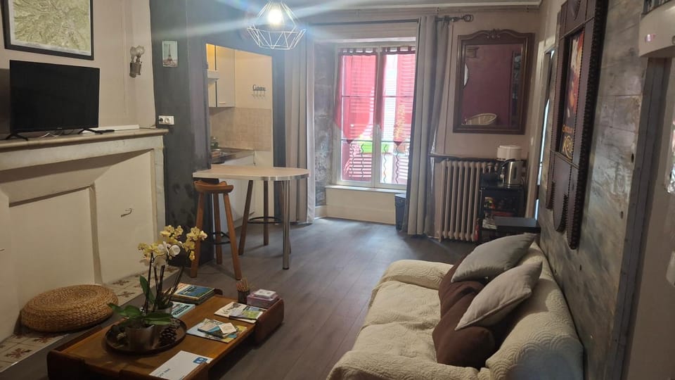 TV and multimedia, Seating area, Dining area