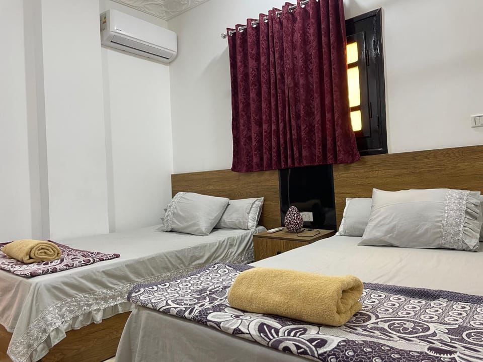 Bedroom, towels