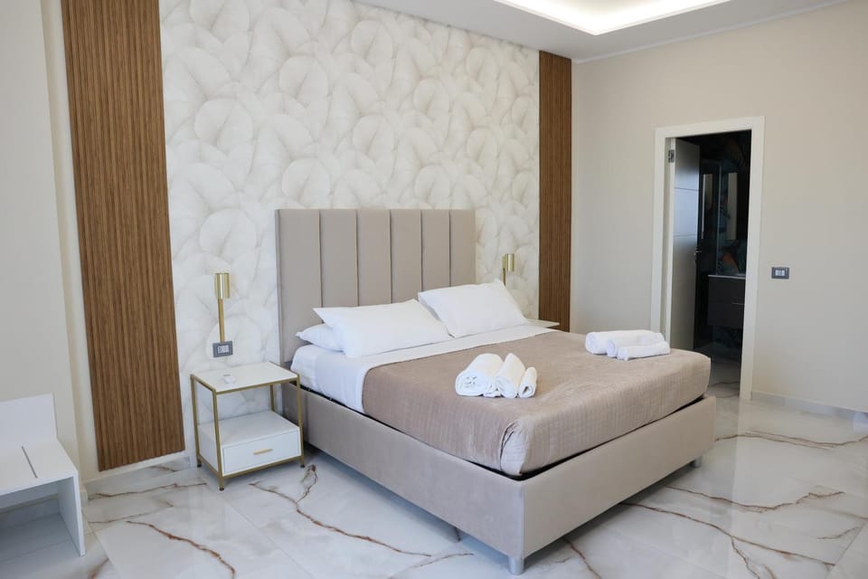 Bed, Photo of the whole room, Bedroom, towels