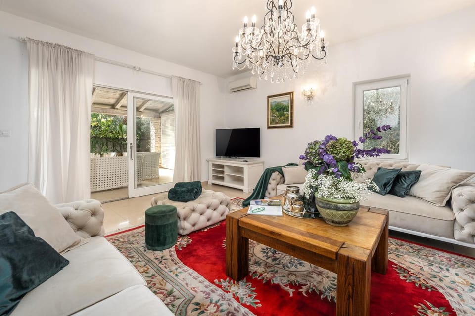 TV and multimedia, Living room, Seating area, Evening entertainment