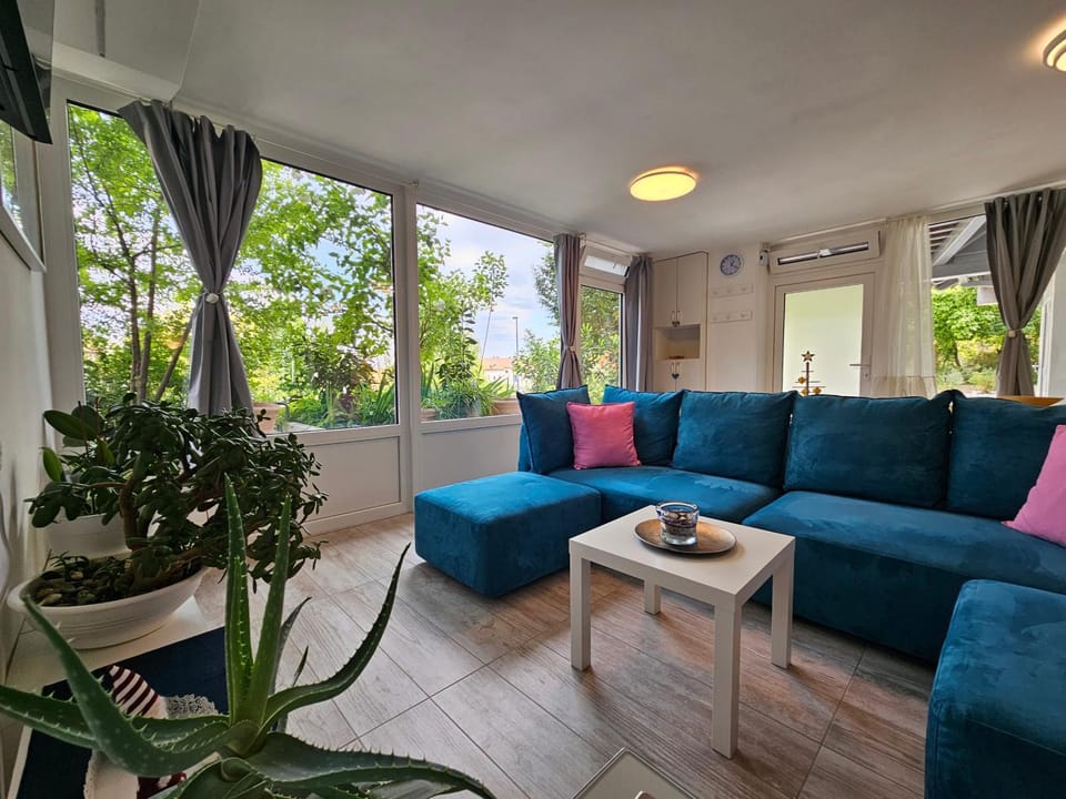 Garden, Living room, Seating area, Garden view