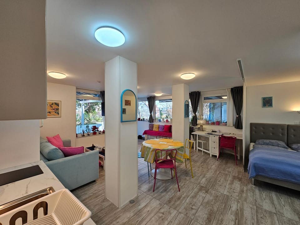 Bed, Living room, Photo of the whole room, Seating area, Dining area, stove, kitchen