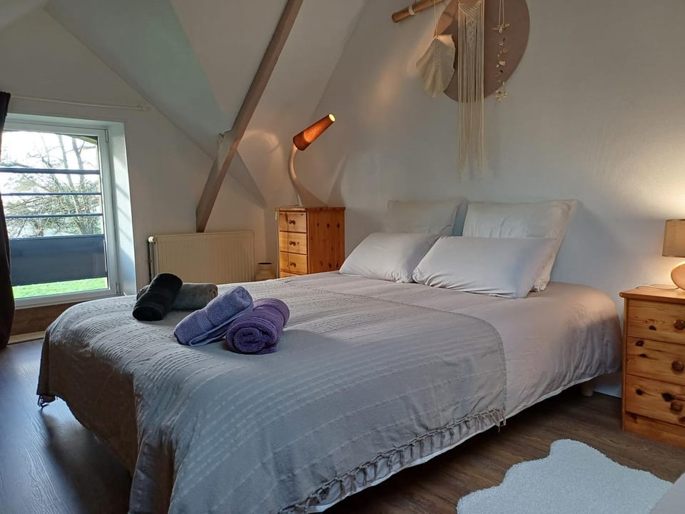 Bed, Photo of the whole room, Bedroom, towels