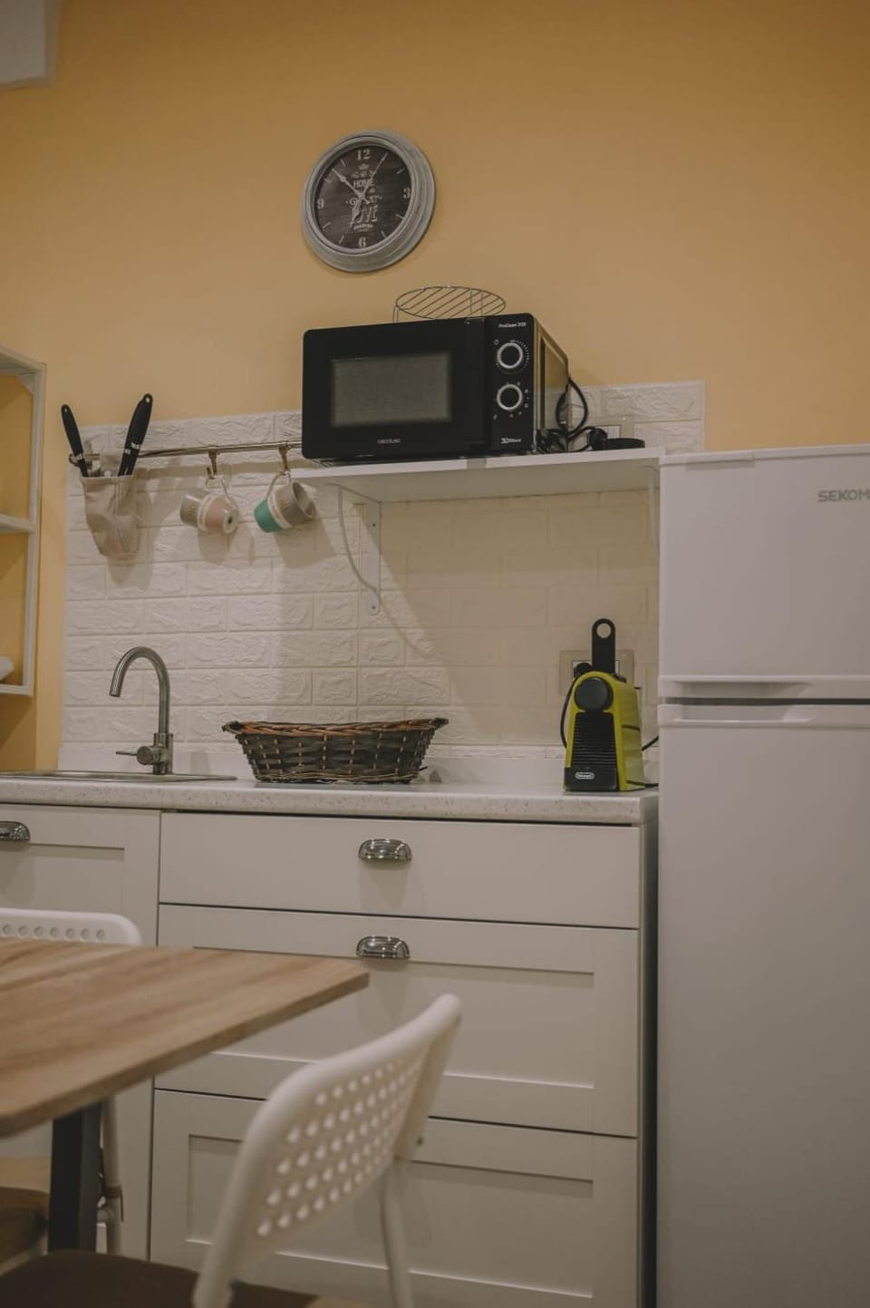 Kitchen or kitchenette, minibar