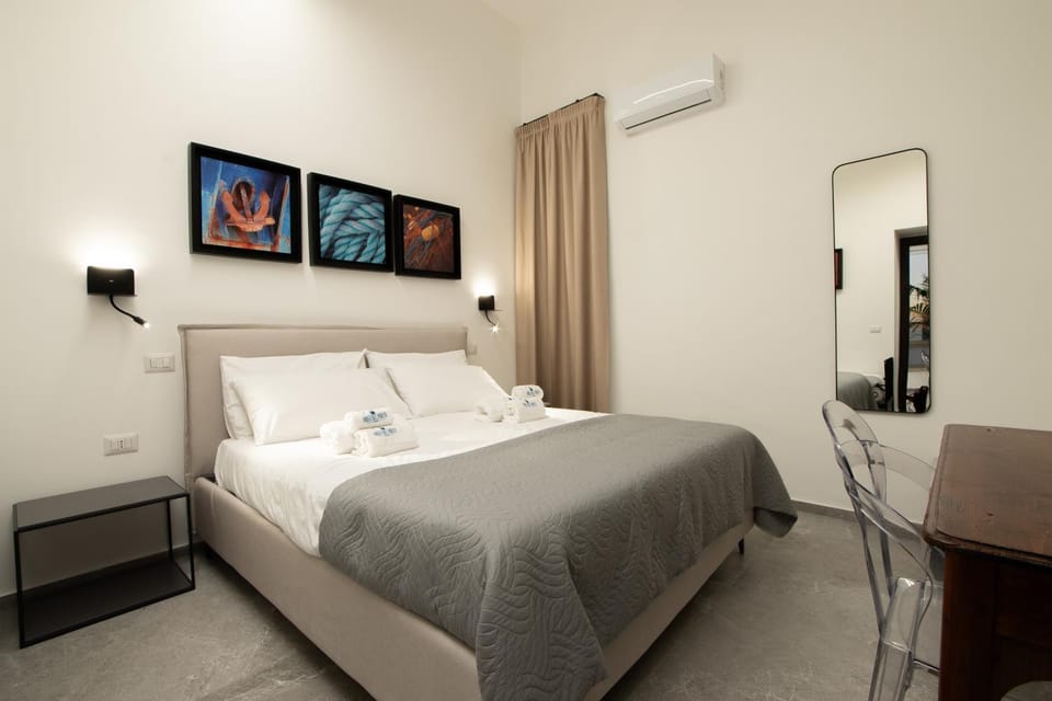 Bed, TV and multimedia, Photo of the whole room, Bedroom, hair dresser, air conditioner