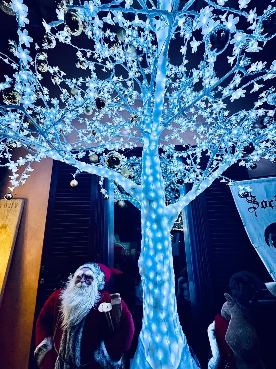 Property building, Balcony/Terrace, Decorative detail