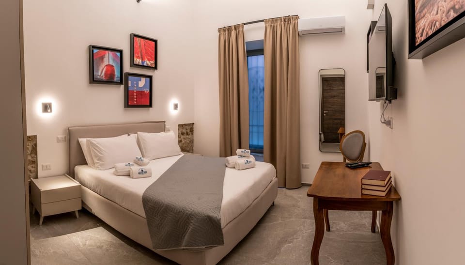 Bed, TV and multimedia, Photo of the whole room, Bedroom