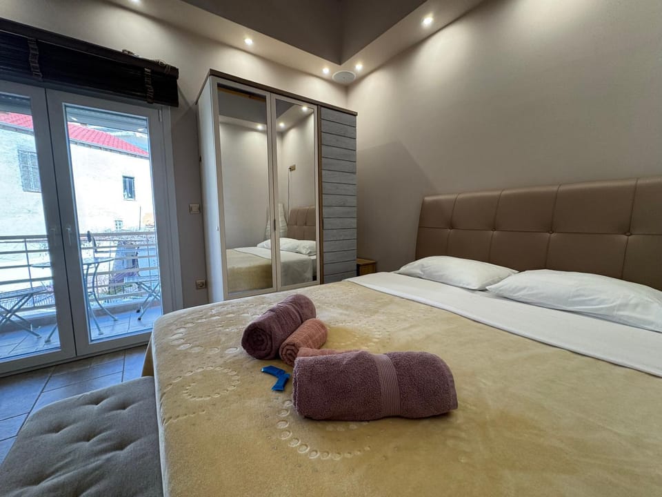 Bed, Photo of the whole room, Bedroom, towels