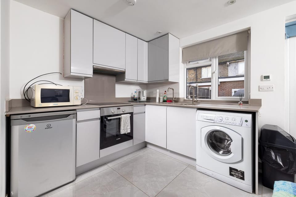 Beautiful Garden Studio NW4 Apartment in London