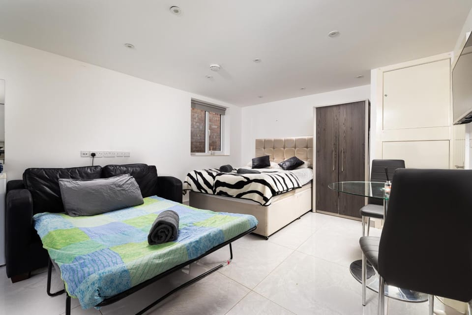 Beautiful Garden Studio NW4 Apartment in London
