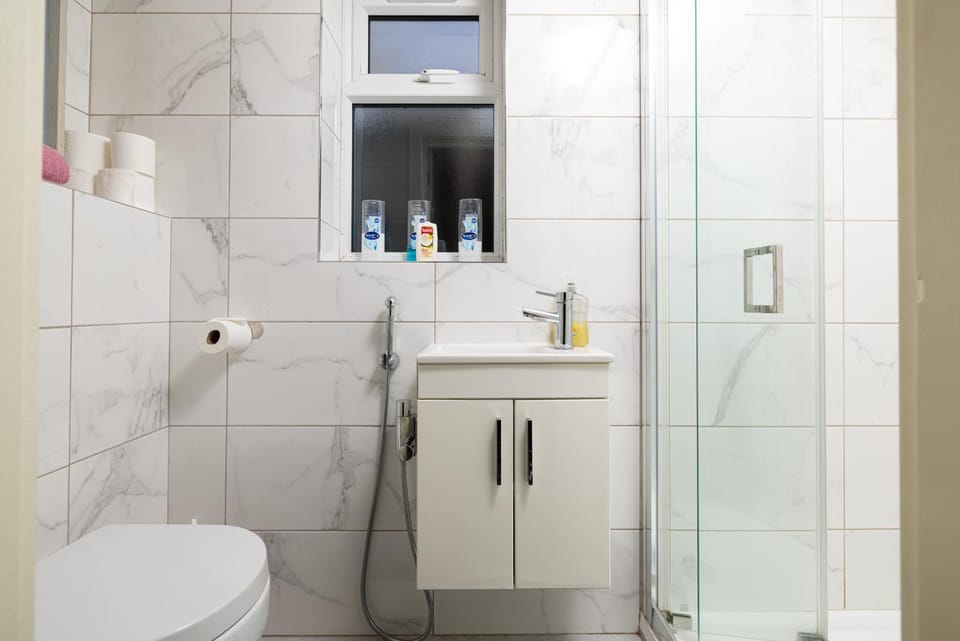 Beautiful Garden Studio NW4 Apartment in London
