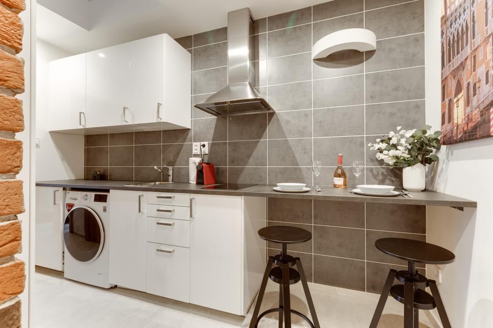Kitchen or kitchenette, minibar, washing machine