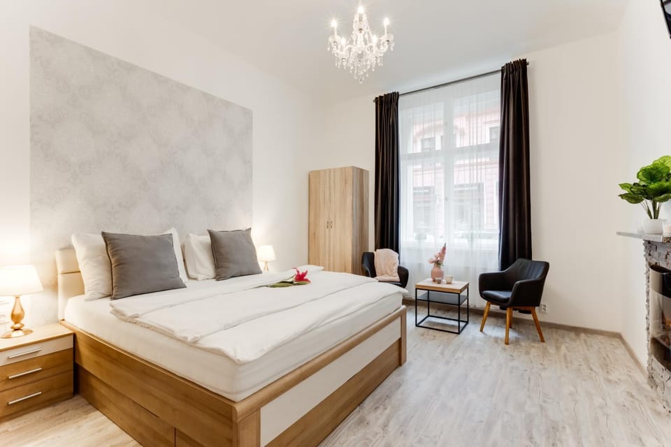 Bed, Photo of the whole room, Seating area, Bedroom, wardrobe