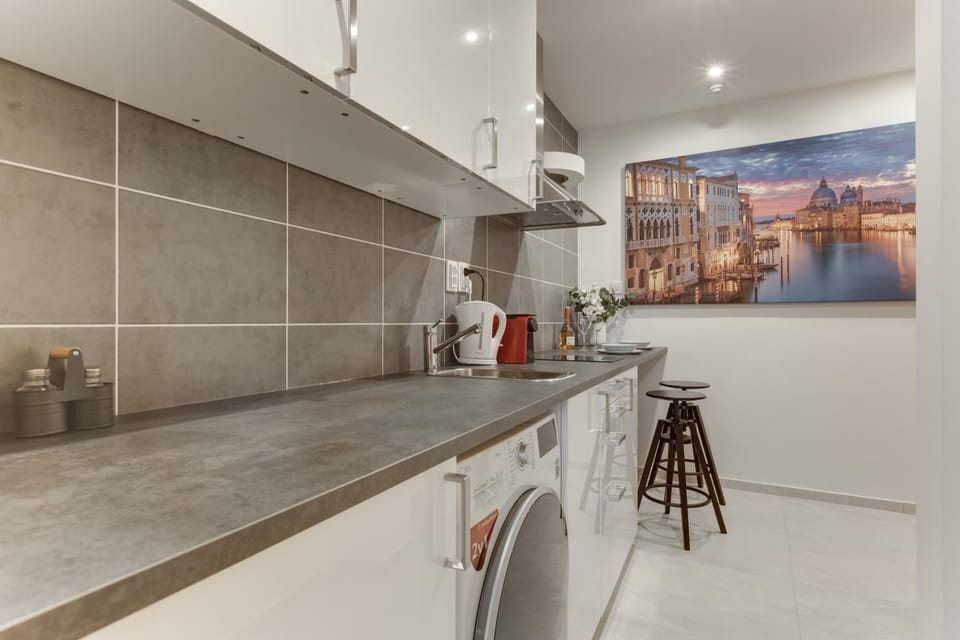 Kitchen or kitchenette, minibar