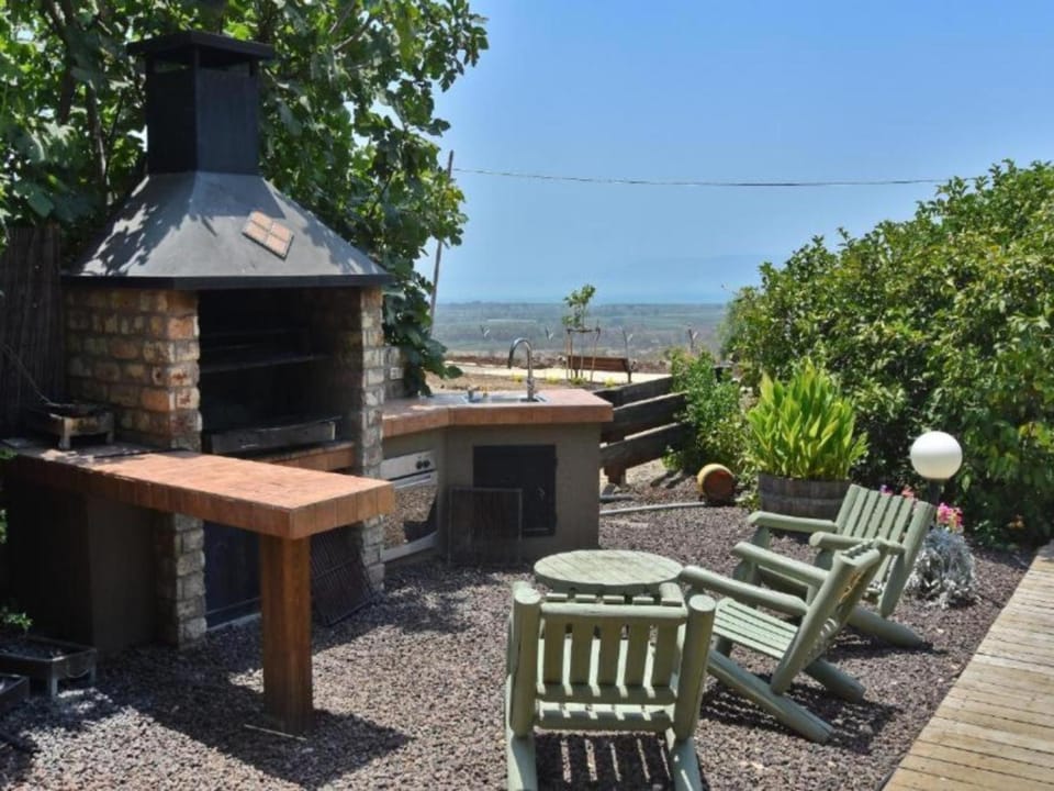 Natural landscape, BBQ facilities, Dining area