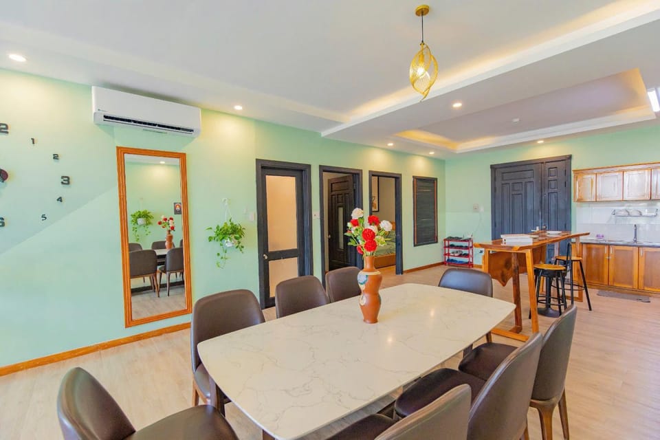 Kitchen or kitchenette, Living room, Seating area, Dining area, air conditioner