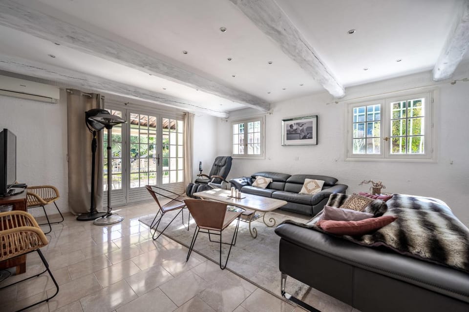 Villa Caroubiers Pretty provençal villa with swimming pool Villa in Mougins