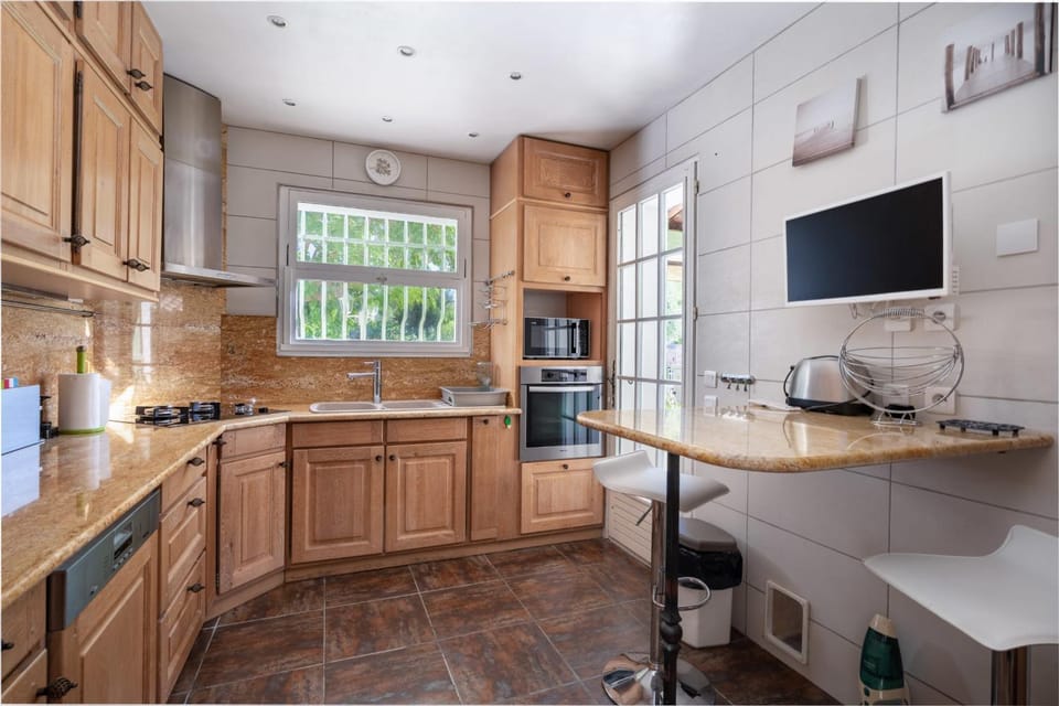 Villa Caroubiers Pretty provençal villa with swimming pool Villa in Mougins