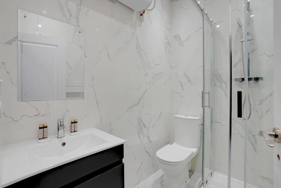 Toilet, towels