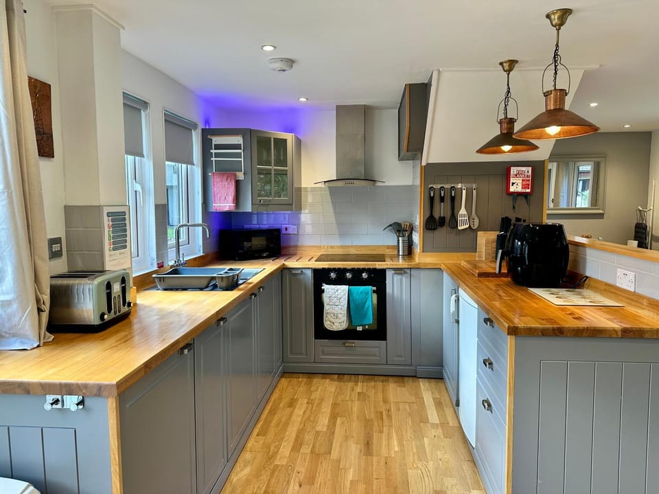 Luxury Modern Costal Escape & Pool House in Hayle