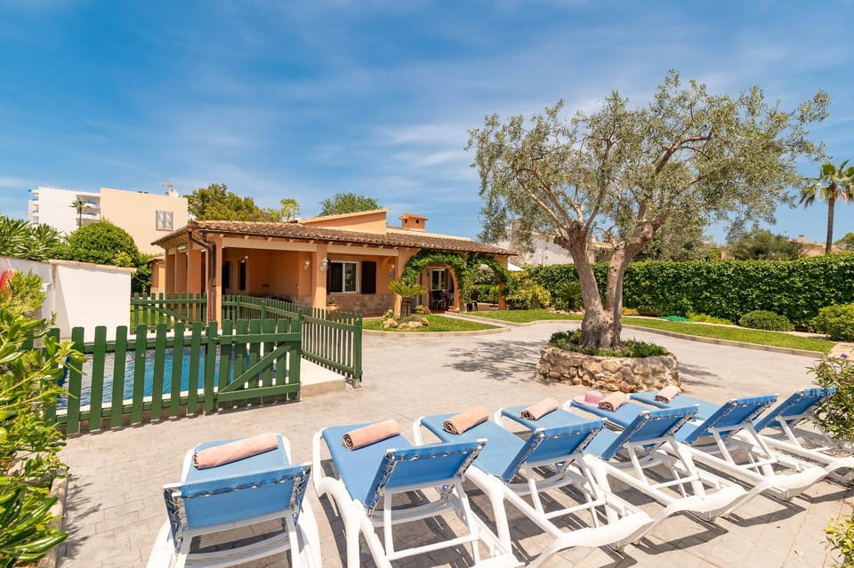 Property building, Patio, Day, Garden, Garden view, Pool view, Swimming pool, sunbed