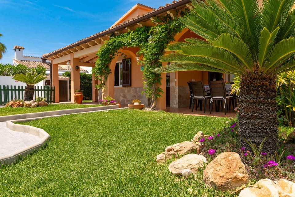 Property building, Day, Garden, Garden view