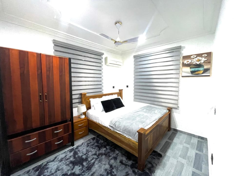 Bed, Photo of the whole room, Bedroom, fireplace, wardrobe, air conditioner