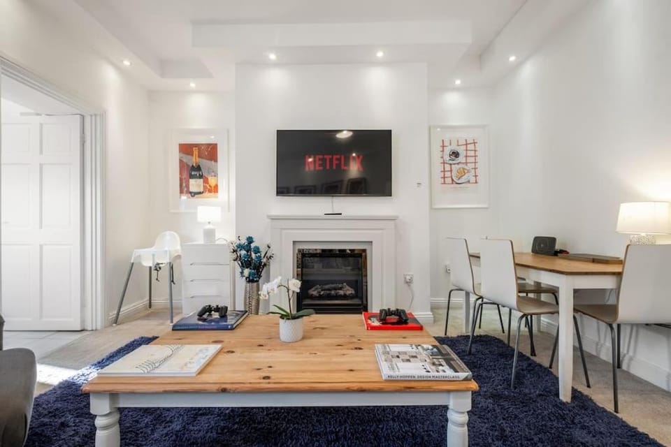 TV and multimedia, Living room, Seating area, Dining area, flat iron