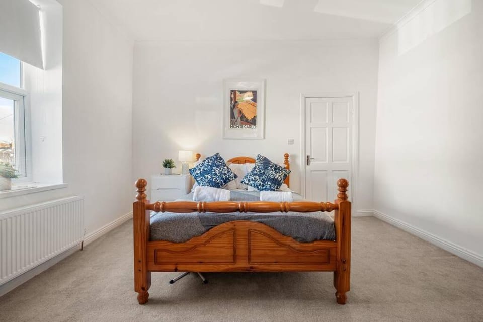 Bed, Living room, Photo of the whole room, Seating area, Bedroom, internet