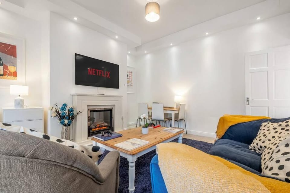 TV and multimedia, Living room, Seating area, flat iron
