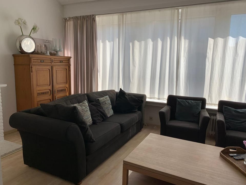 Une belle étage à Stockel with charming patio Apartment in Flanders