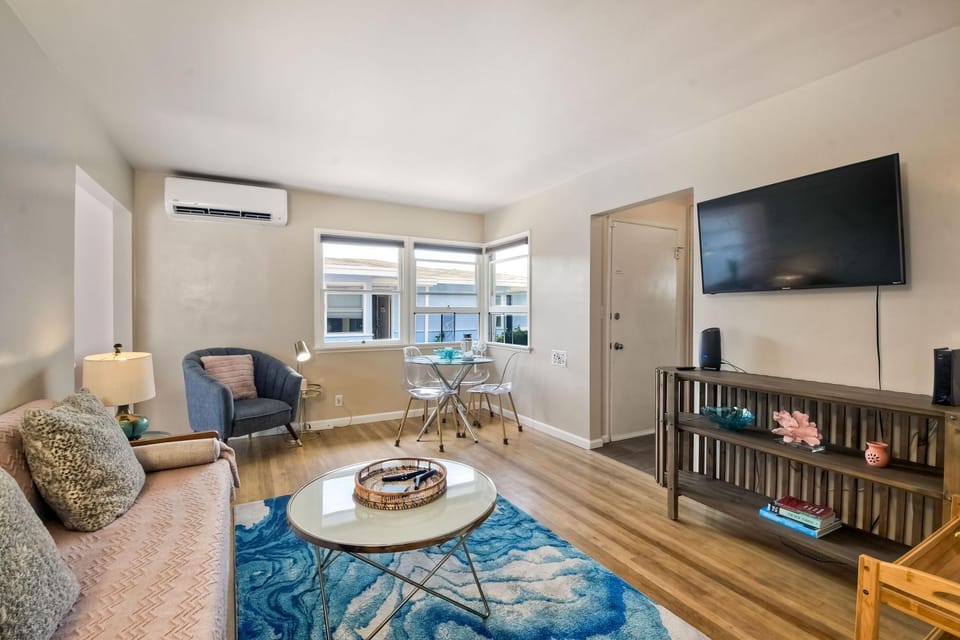 Walk To Beach - EV Charger - Outdoor Dining - 2BR House in Carlsbad