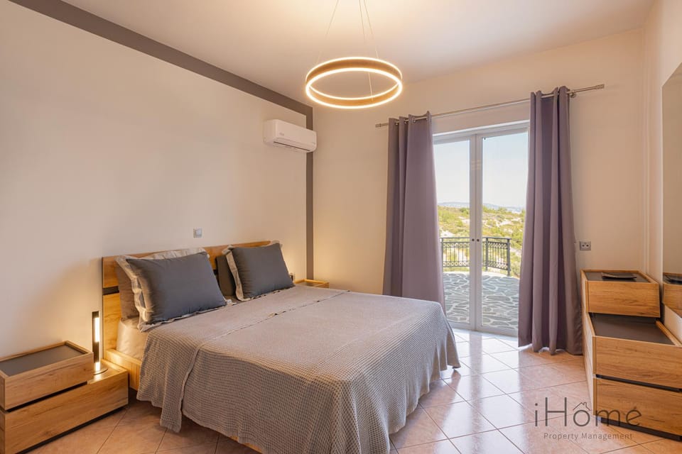 Bed, Photo of the whole room, Bedroom, air conditioner