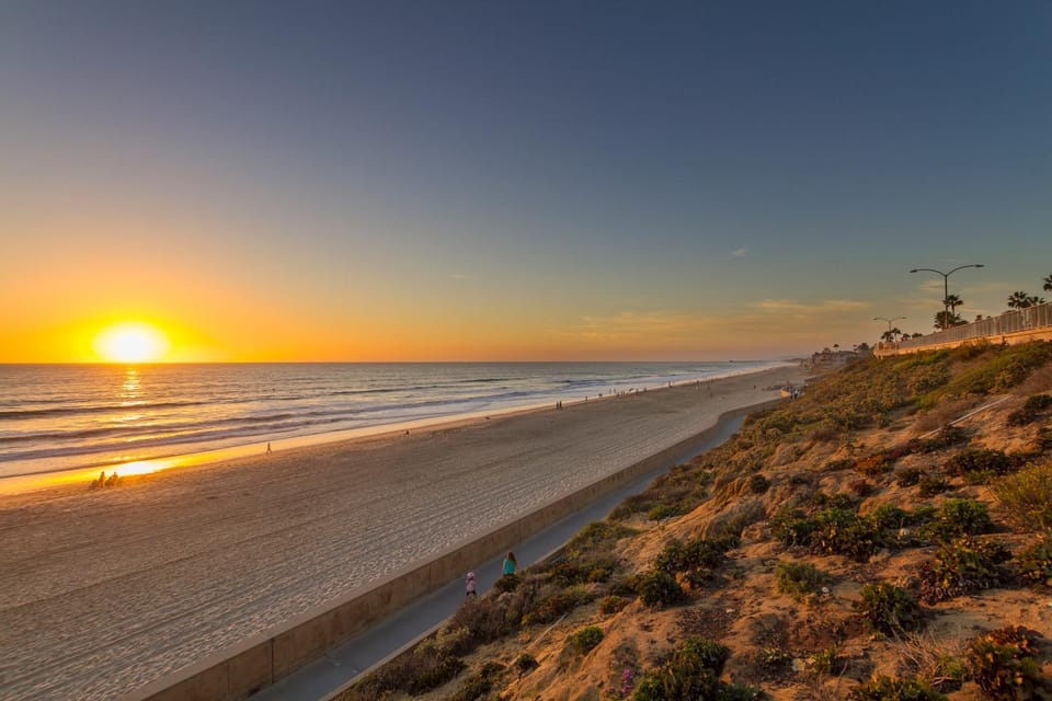 Walk To Beach - EV Charger - Outdoor Dining - 2BR House in Carlsbad