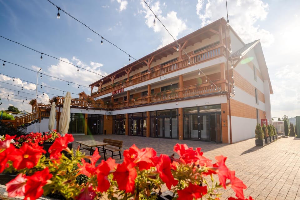 Hotel Mazurkowa & Wesela & Imprezy & Konferencje Jelenia Góra, obok restauracja Mazurkowa Chata Hotel in Lower Silesian Voivodeship