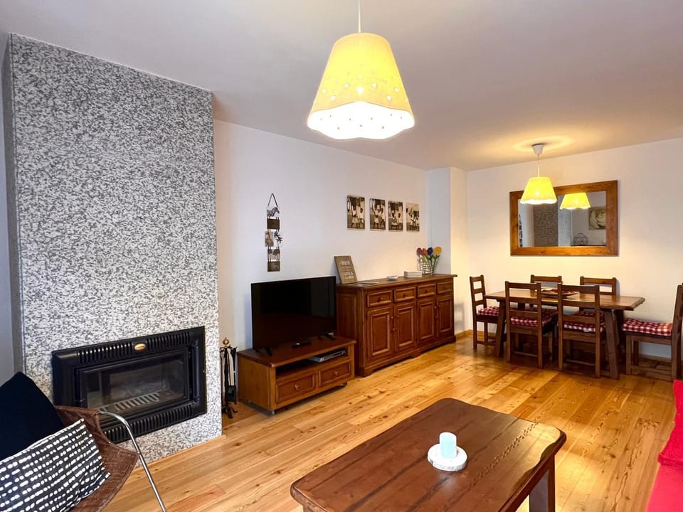 TV and multimedia, Kitchen or kitchenette, Living room, Seating area, Dining area