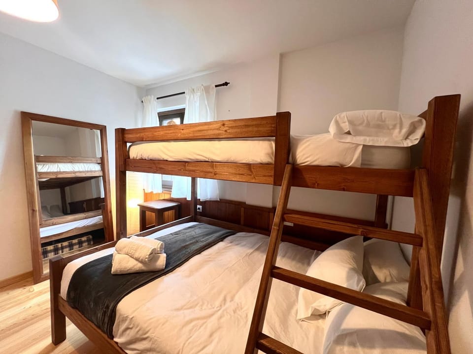 Bed, Photo of the whole room, Bedroom, bunk bed, towels