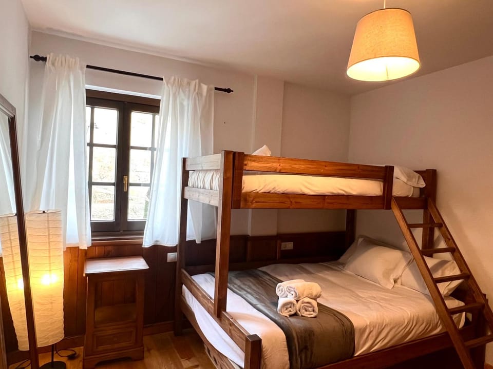 Bed, Photo of the whole room, Bedroom, bunk bed, towels