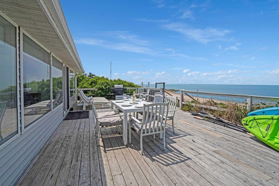 Soundview Beach House: 4BR,Panoramic Views 1.5hrsNYC House in Long Island