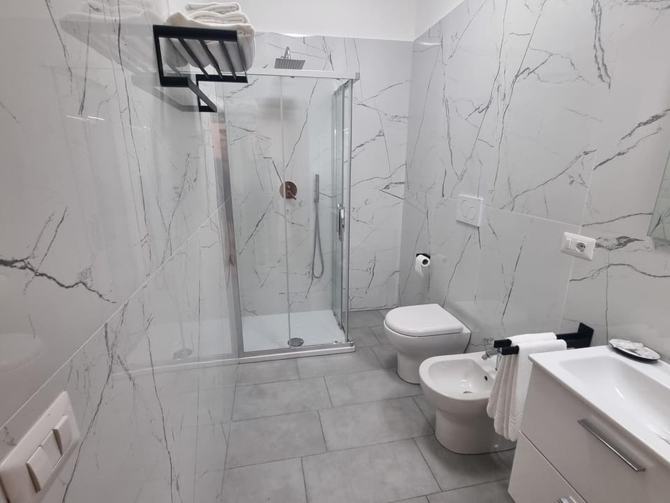 Shower, Toilet, Bathroom, bidet, towels