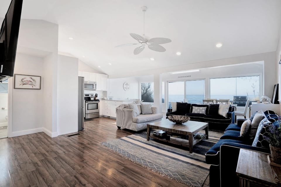Chic Beach House: Waterfront, Vineyards, Hot Tub House in Long Island