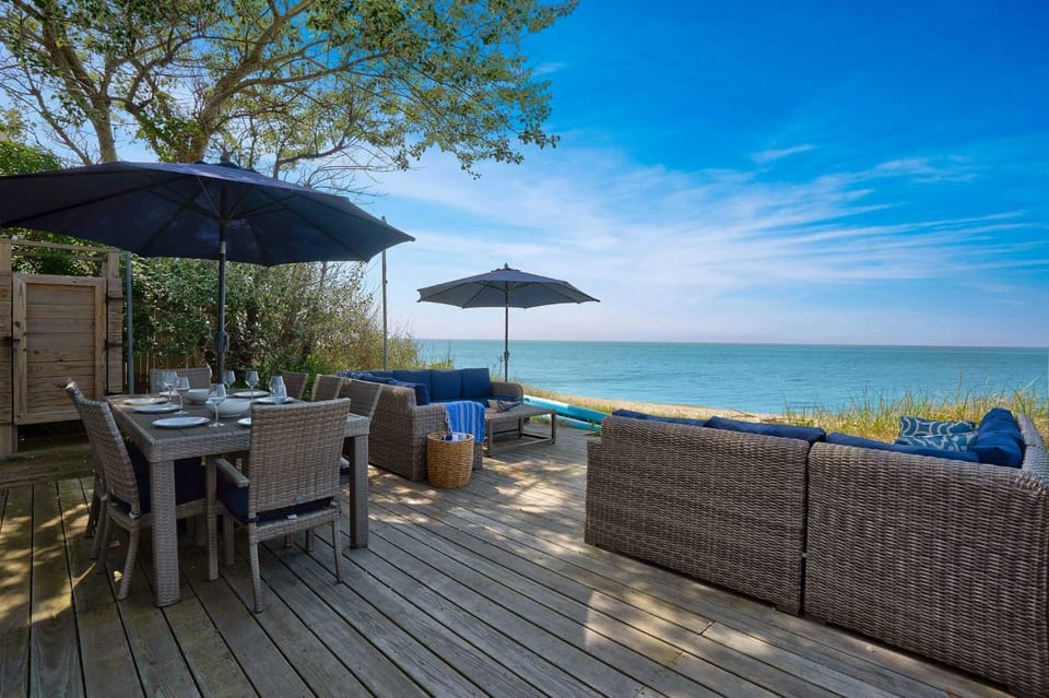 Chic Beach House: Waterfront, Vineyards, Hot Tub House in Long Island